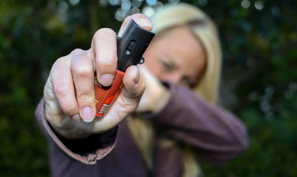 Nova lei permite uso de spray de pimenta para defesa pessoal feminina no Brasil
