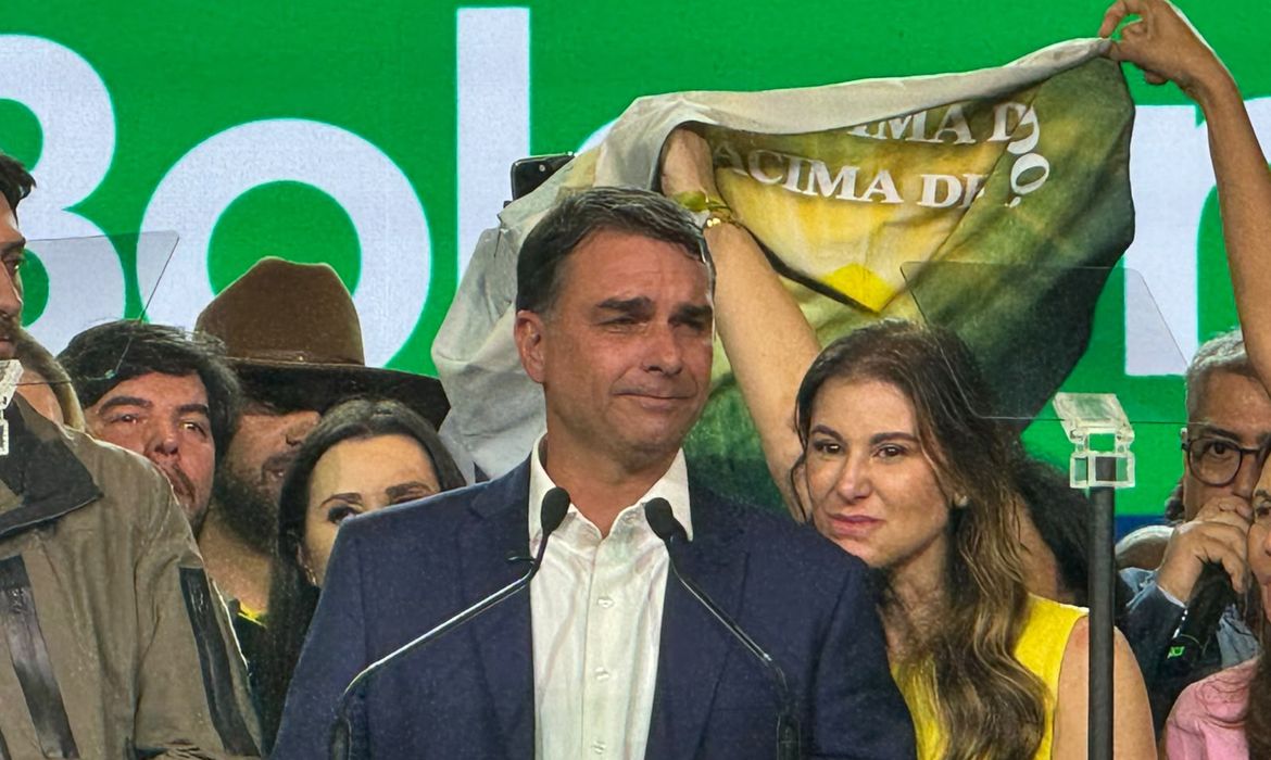PL oficializa candidatura de Flávio Bolsonaro à Presidência em evento com Milei e vídeo de IA